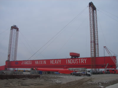 江蘇海(hǎi)新船(chuán)務重工(gōng)有(yǒu)限公司900噸龍門(mén)吊頂升儀式隆重舉行(xíng)