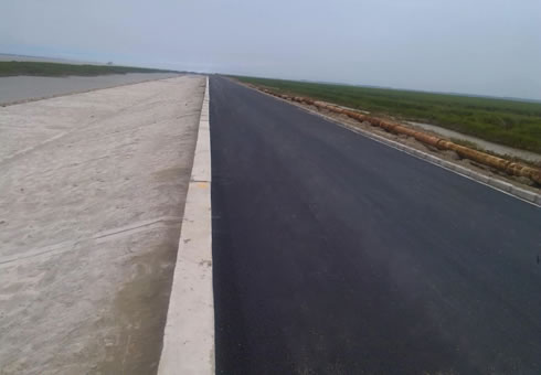 長(cháng)江口北(běi)支新村(cūn)沙水(shuǐ)域河(hé)道(dào)綜合整治工(gōng)程完成堤頂瀝青路(lù)面施工(gōng)